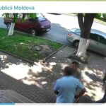 Imagini cu oameni care țin în mână bani lângă sediul din Orhei al unui partid de opoziție au fost publicate de poliție
