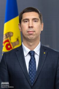 „Ne-am împușca în picior dacă am renunța.” Popșoi explică de ce RM importă cele mai multe îngrășăminte din Rusia, iar produsele rusești abundă pe rafturi