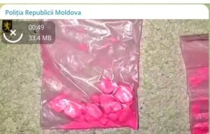 Un tânăr din Bulăiești este suspectat că ar activa în calitate de curier pentru un magazin online de droguri