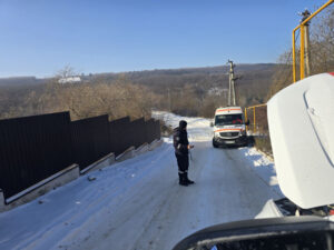 Două ambulanțe au fost tractate de salvatori după ce au rămas blocate pe drumuri din cauza ghețușului