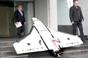 Deputatul Alexandr Stoianglo susține că potrivit Procuraturii Generale, drona expusă pe treptele MAE este corp delict într-un dosar penal pentru survolarea ilegală a spațiului aerian