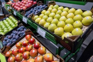 Mere autohtone vândute cu 15 lei în magazine, dar cumpărate cu 5 lei de la producători. Fermier: „Eu trebuie să accept acest lucru sau nu?”