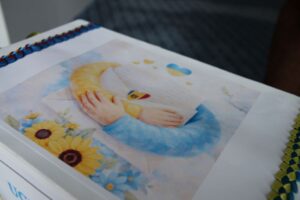 „Dragi copii din Ucraina, ne pasă și ne gândim la voi”: Elevii din R. Moldova au trimis 20.000 de scrisori cu mesaje emoționante copiilor din Ucraina