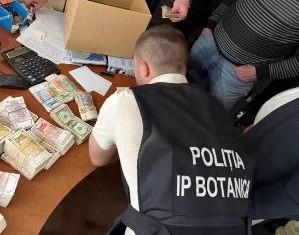 Cinci persoane, cu vârste cuprinse între 20 și 70 de ani, dintre care trei cetățeni ucraineni, au fost reținute într-un dosar de escrocherie