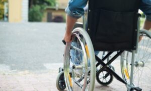 Persoanele cu dizabilități, îndemnate să nu restituie prestațiile sociale până la încheierea verificărilor