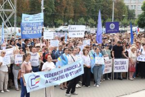 Profesorii au ieșit în stradă: salariile promise pentru 1 septembrie, amânate pentru 2027. Guvernul oferă compensații, sindicatele anunță că lupta continuă