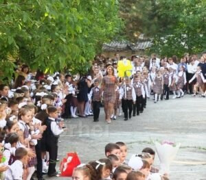 Anul școlar 2026–2027: Cu 2.500 de elevi mai puțini în clasa I, dar un record de profesori de Matematică angajați în sistem